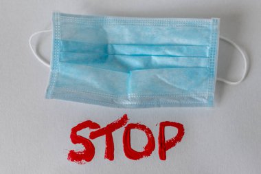 Tıbbi maske olmadan evden çıkamazsın.