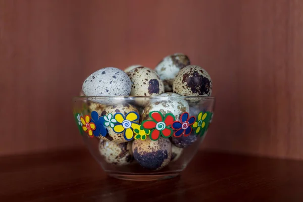 Şeffaf bir kasede bıldırcın yumurtası.