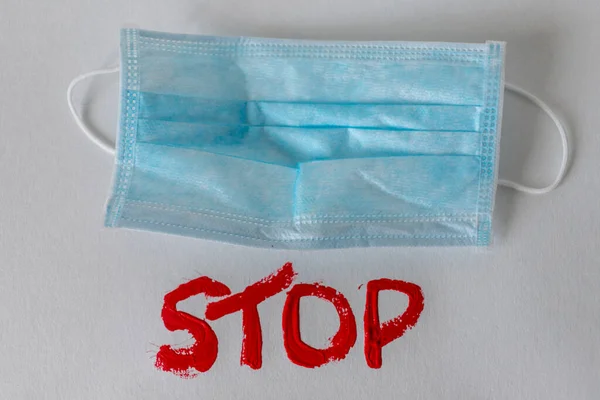 Tıbbi maske olmadan evden çıkamazsın.