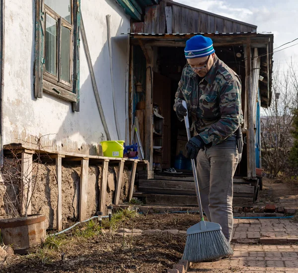 Homem Europeu Branco Jardinagem Roupas Trabalho Carregando Uma Ferramenta Com — Fotografia de Stock