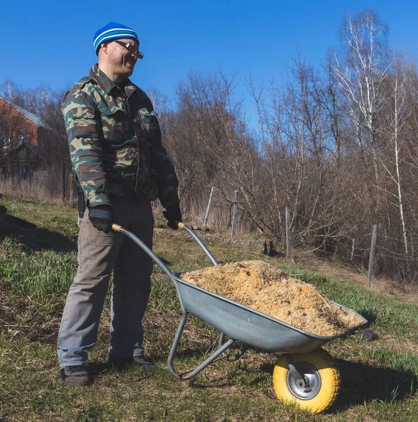 Homem Roupa Trabalho Com Uma Carroça Uma Roda Jardim Ele — Fotografia de Stock