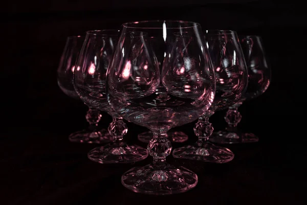 Farklı renklerde boyanmış yumurtalar bir yumurta kutusunda. 