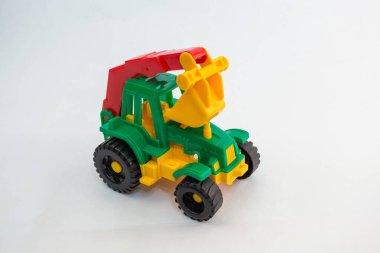 Beyaz arka planda çocukların parlak renkli oyuncakları