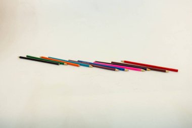 Beyaz arkaplanda renkli kalemler var