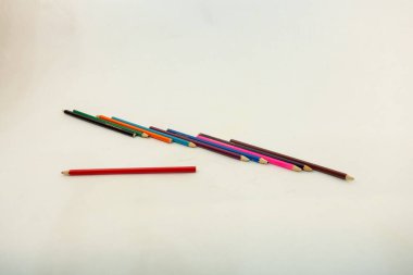 Beyaz arkaplanda renkli kalemler var