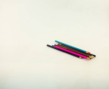 Beyaz arkaplanda renkli kalemler var