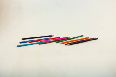 Beyaz arkaplanda renkli kalemler var