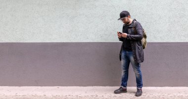 Sırt çantalı bir adam..