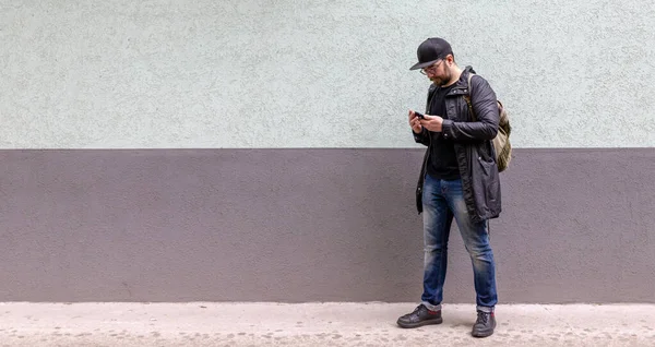 Sırt çantalı bir adam..