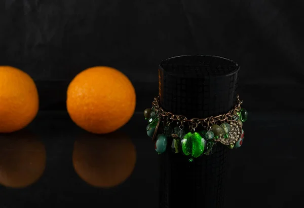 Náramek Malých Kamínků Smaragdového Odstínu Popředí Nosí Tmavém Kruhovém Vzoru — Stock fotografie