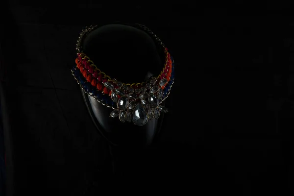 Smycken Ett Handgjort Halsband Skyltdocka Porträtt Mörk Bakgrund — Stockfoto