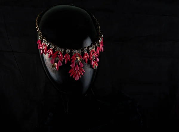 Des Bijoux Collier Fait Main Sur Mannequin Portrait Fond Sombre — Photo