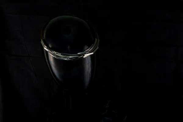 Mücevherler. Bir mankenin üzerinde el yapımı bir kolye. Portre. Koyu arkaplan.