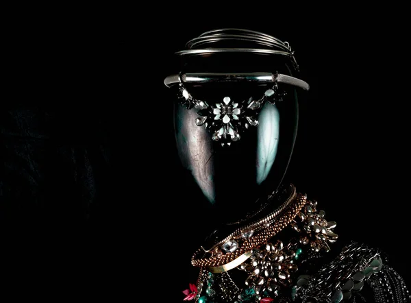Mücevherler Bir Mankenin Üzerinde Yapımı Bir Kolye Portre Koyu Arkaplan — Stok fotoğraf