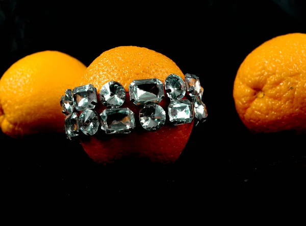 Бижутерия Браслет Апельсины Темный Фон — стоковое фото