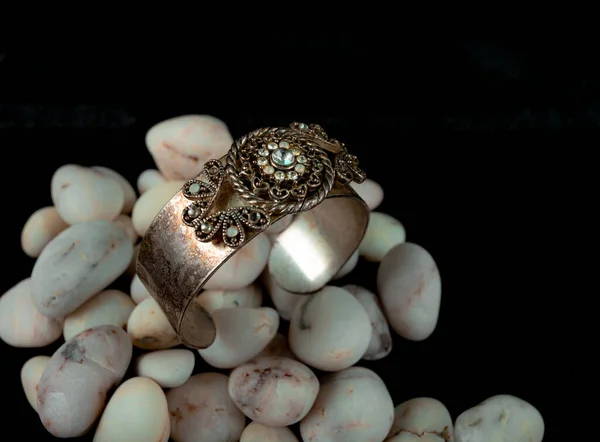 Μπιτζούτερι Ένα Γυαλιστερό Βραχιόλι Από Στρογγυλεμένο Ατσάλι Επάλειψη Ασημί Διαμαντιού — Φωτογραφία Αρχείου