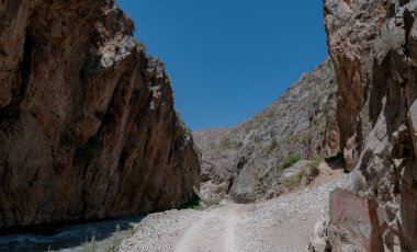 Orta Asya 'nın dağları. Dağlar arasında dar bir yol. Hızlı nehir ve seyrek bitki örtüsü. Hiç insan yok..