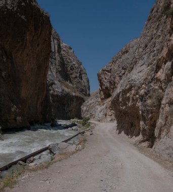 Orta Asya 'nın dağları. Dağlar arasında dar bir yol. Hızlı nehir ve seyrek bitki örtüsü. Hiç insan yok..