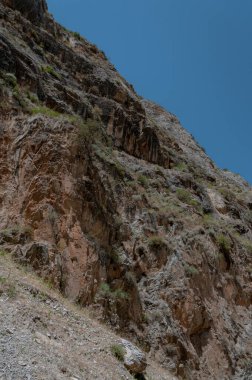 Orta Asya 'nın dağları. Dağlar arasında dar bir yol. Hızlı nehir ve seyrek bitki örtüsü. Hiç insan yok..