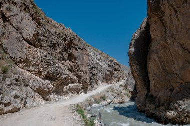 Orta Asya 'nın dağları. Dağlar arasında dar bir yol. Hızlı nehir ve seyrek bitki örtüsü. Hiç insan yok..