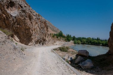 Orta Asya 'nın dağları. Dağlar arasında dar bir yol. Hızlı nehir ve seyrek bitki örtüsü. Hiç insan yok..