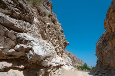 Orta Asya 'nın dağları. Dağlar arasında dar bir yol. Hızlı nehir ve seyrek bitki örtüsü. Hiç insan yok..
