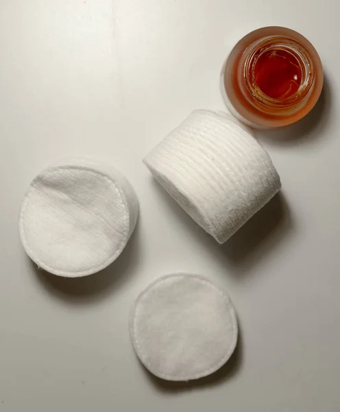 Las Esponjas Blancas Cara Disponen Varios Montones Sobre Una Superficie —  Fotos de Stock