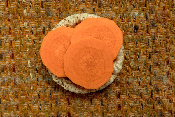 Vejetaryen sandviç. Tahıllı ekmekler üzerinde. Çemberin şeklini tekrarlayan sebze, meyve, zeytin ve doru. Sıcak desenli koyu turuncu arka planla uyumlu.