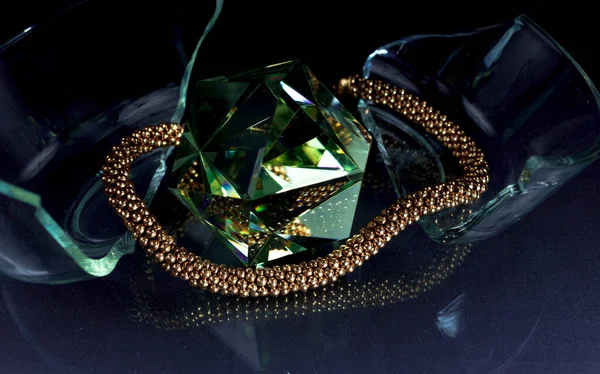 Šperky Šperky Leží Umělém Krystalu Duhově Fialové Fasády Světla Čirý — Stock fotografie