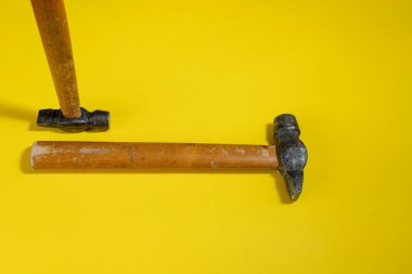 Çekiçler renkli bir arka plana karşı. Ev işleri için bir araç. Gerekli bir araç üzerinde çalışıyorum. Çivi çakmak için normal bir çekiç..