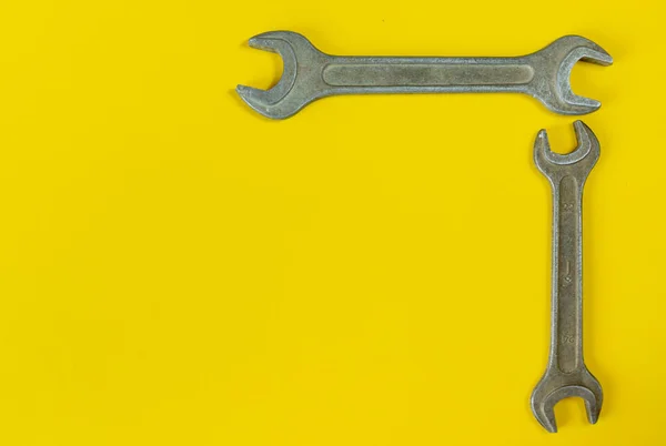 Çalışan aletler. Ev işi için İngiliz anahtarı. Renkli arka plan. Ev için aletler. Renkli bir arka planda çelik ve güvenilir anahtarlar. el işi için araçlar