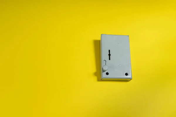 灰色喷漆的钢锁 在门上装一把锁躺在桌子上 黄色背景 钢制门锁隔离 — 图库照片