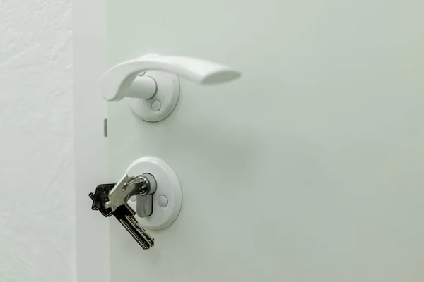 Alça, fechadura, chaves de bloqueio e porta branca — Fotografia de Stock