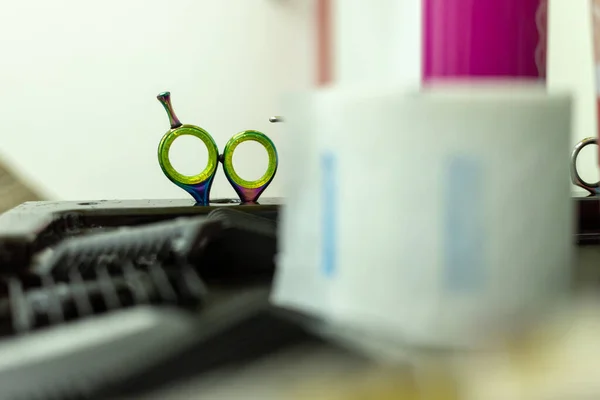 Berber dükkanında makas. Saç kurutma makinesi yan tarafta.