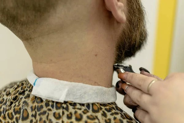 Pria mencukur jenggot pemangkas di salon. wanita penata rambut tangan — Stok Foto
