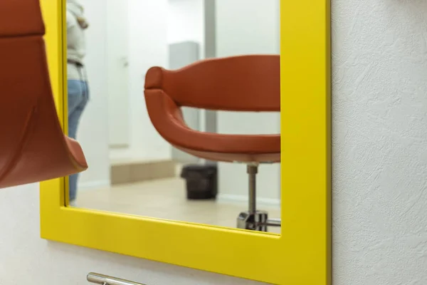 미용실 의자에 앉아서. 거울 앞에 있는 평범 한 의자의 아름다운 그늘 — 스톡 사진