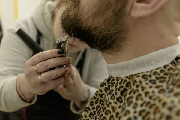 Homem barbeado aparador de barba na barbearia. mulheres cabeleireiros mãos — Fotografia de Stock