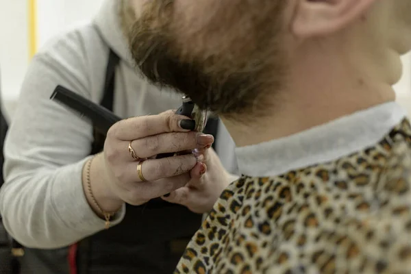 Homem barbeado aparador de barba na barbearia. mulheres cabeleireiros mãos — Fotografia de Stock