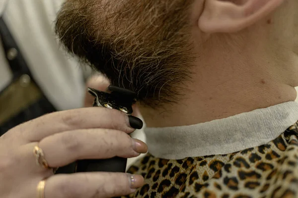 Homem barbeado aparador de barba na barbearia. mulheres cabeleireiros mãos — Fotografia de Stock