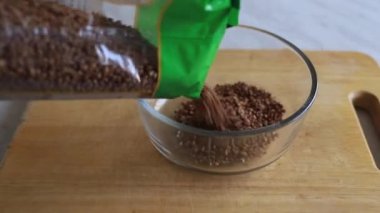 Çam gevreği şeffaf bir torbadan şeffaf bir plakaya döküldü.