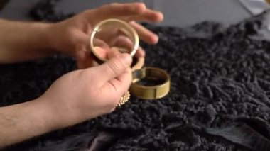 Bir adam masaya oturur ve mücevher ve mücevherleri toplar.