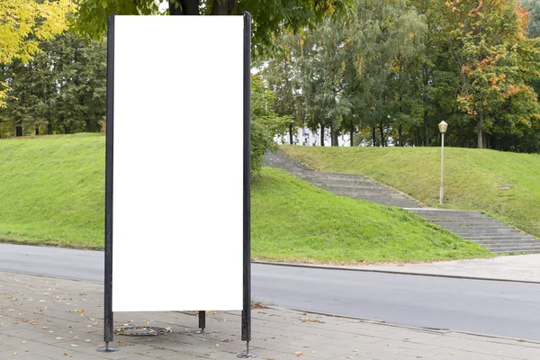Faz asneira. cartaz em branco ao ar livre, publicidade ao ar livre, placa de informação pública perto do parque da cidade . — Fotografia de Stock