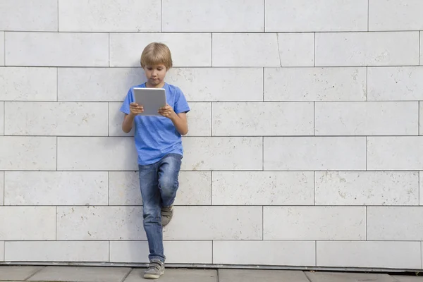 Child hold tablet PC. Escola, educação, aprendizagem, tecnologia, conceito de lazer — Fotografia de Stock