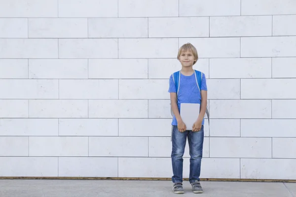 Niño mantenga la tableta PC. Escuela, educación, aprendizaje, tecnología, concepto de ocio — Foto de Stock