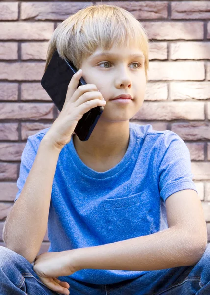 Pessoas, tecnologia e conceito de comunicação. Criança falando no celular — Fotografia de Stock