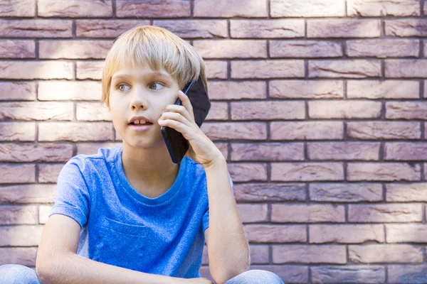 Pessoas, tecnologia e conceito de comunicação. Criança falando no celular — Fotografia de Stock