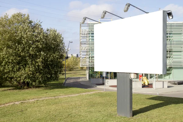Нарисуй. Простой рекламный щит на открытом воздухе, наружная реклама, общественная информационная доска в городе — стоковое фото