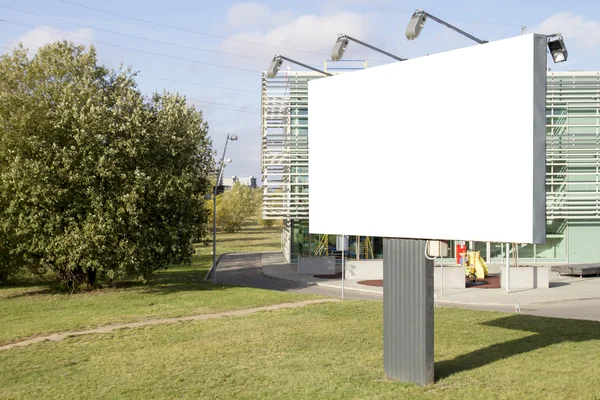 Mock up. Leeg reclamebord buitenshuis, buitenreclame, openbare informatiebord in stad — Stockfoto