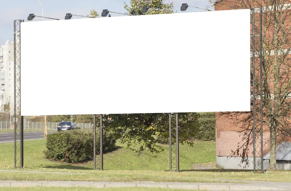 Groot leeg billboard in de buurt van de weg met de achtergrond van de weergave van de stad — Stockfoto