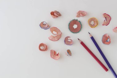 Çok renkli kalemler ve talaşı kopya alanı beyaz zemin üzerine